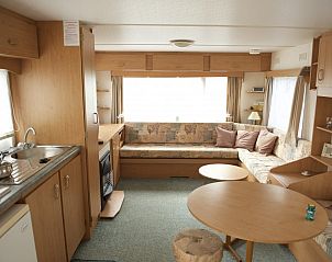 Gezellige binnenruimte van stacaravan De Zeemeeuw in Sint Maartenszee, Noordzeekust. Comfortabel ingericht voor een ontspannen verblijf.