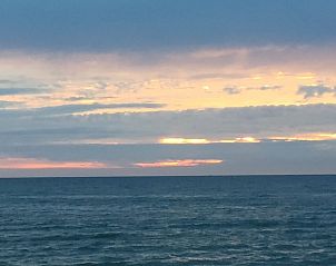 Prachtige zonsondergang bij De Zeemeeuw stacaravan in Sint Maartenszee, Noordzeekust, Noord-Holland met uitzicht op de kalme zee.