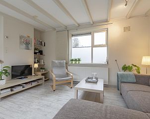 Lichte woonkamer met uitzicht in Duinland 181 Sint Maartenszee, Noordzeekust, Noord-Holland.