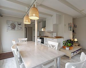 Moderne keuken in vakantiehuis Duinland 181 Sint Maartenszee, Noordzeekust, Noord-Holland.