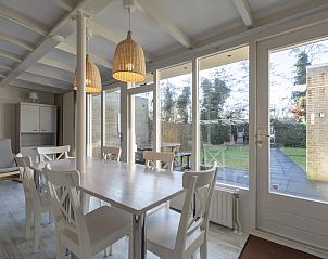 Eethoek met stijlvolle verlichting in Duinland 181 Sint Maartenszee, Noordzeekust, Noord-Holland.