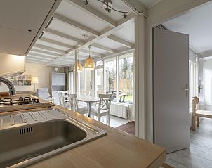 Keuken en eetruimte in Duinland 181 Sint Maartenszee, Noordzeekust, Noord-Holland.