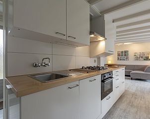 Slaapkamer met tweepersoonsbed in Duinland 181 Sint Maartenszee, Noordzeekust, Noord-Holland.