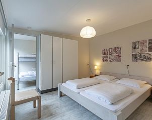 Privtuin met ligstoelen bij Duinland 181 Sint Maartenszee, Noordzeekust, Noord-Holland.