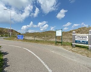 Hond geniet van het strand bij Duinland 181 Sint Maartenszee, Noordzeekust, Noord-Holland.