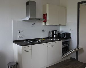 Praktische keukeninrichting van Hooizolder appartement in Camperduin, ideaal voor zelfvoorziening.