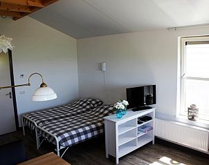 Comfortabele slaapkamer in Hooizolder vakantieappartement, Camperduin met tv en zitruimte.