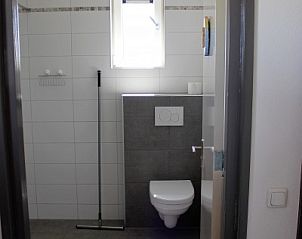 Stijlvolle toiletruimte in Hooizolder vakantieverblijf, Camperduin, Noord-Holland.