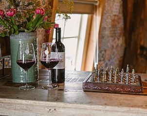 Wein und Schach im Ferienhaus in Egmond aan den Hoef, Nordseekste, Nordholland.