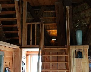 Holztreppe im Ferienhaus in Egmond aan den Hoef, Nordseekste, Nordholland.