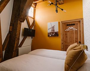 Stilvolles Schlafzimmer mit Holzdetails im Ferienhaus in Egmond aan den Hoef, Nordseekste, Nordholland.