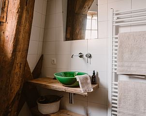 Badezimmer mit Holzakzenten im Ferienhaus in Egmond aan den Hoef, Nordseekste, Nordholland.