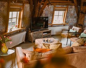 Gemtliche Sitzecke mit TV im Ferienhaus in Egmond aan den Hoef, Nordseekste, Nordholland.