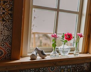 Dekorativer Fensterrahmen in einem Ferienhaus in Egmond aan den Hoef, Nordseekste, Nordholland.