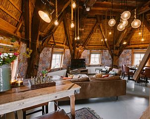 Gerumiges Wohnzimmer mit Holzbalken im Ferienhaus in Egmond aan den Hoef, Nordseekste, Nordholland.