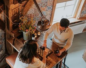 Gemtliches Schachspiel im Ferienhaus in Egmond aan den Hoef, Nordseekste, Nordholland.