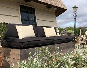Bequemes Sofa im Freien auf der Terrasse des Ferienhauses in Egmond aan den Hoef, Nordseekste, Nordholland.