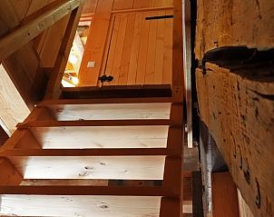 Holztreppe im Obergeschoss eines Ferienhauses in Egmond aan den Hoef, Nordseekste, Nordholland.