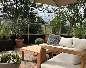Grne Terrasse mit Sitzbereich im Ferienhaus in Egmond aan den Hoef, Nordseekste, Nordholland.