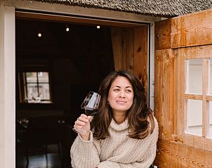 Genieen Sie ein Glas Wein im Ferienhaus in Egmond aan den Hoef, Nordseekste, Nordholland.