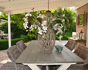 Genieen Sie die Ruhe auf der Terrasse von Huisje in Egmond aan den Hoef, einem charmanten Ferienhaus an der Nordseekste in Nordholland.