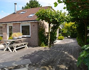 Gemtliches Ferienhaus mit Terrasse in Egmond aan den Hoef, Nordseekste, Nordholland, umgeben von grner Natur.