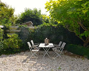 Genieen Sie die sonnige Terrasse von Huisje in Egmond aan den Hoef, einem Ferienhaus an der Nordseekste in Nordholland.