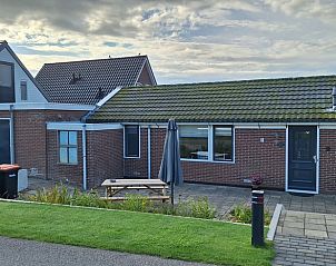 Buitenzijde van Vakantiehuisje in Egmond aan den Hoef met ruime patio en picknicktafel, Noord-Holland.