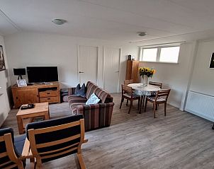 Moderne woonkamer van Vakantiehuisje in Egmond aan den Hoef met comfortabele meubels, Noordzeekust.