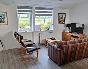 Gezellige zithoek in Vakantiehuisje in Egmond aan den Hoef met uitzicht op de tuin, Noordzeekust.