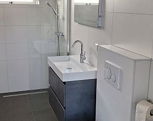Moderne badkamer in Vakantiehuisje in Egmond aan den Hoef met strakke afwerking, Noord-Holland.