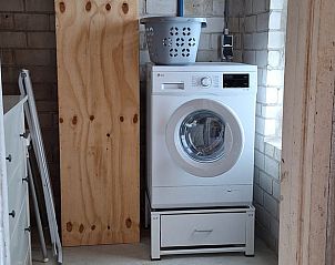 Praktische wasruimte in Vakantiehuisje in Egmond aan den Hoef met moderne wasmachine, Noord-Holland.