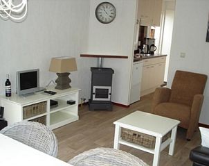 Stijlvolle binnenruimte van chalet IJmuiden met moderne voorzieningen aan de Noordzeekust.