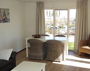 Eetgedeelte in chalet IJmuiden met prachtig uitzicht op de omgeving van Noord-Holland.