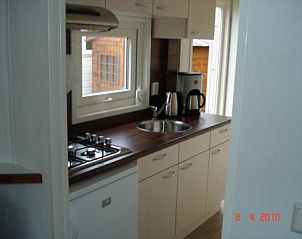 Volledig uitgeruste keuken in chalet IJmuiden aan de Noordzeekust, Noord-Holland.