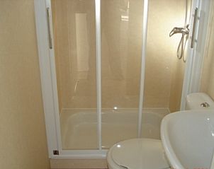 Badkamer met douche in chalet IJmuiden aan de Noordzeekust, Noord-Holland.