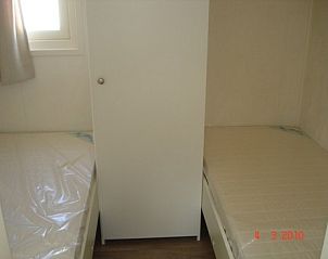 Tweede slaapkamer met twee bedden in chalet IJmuiden, Noordzeekust, Noord-Holland.