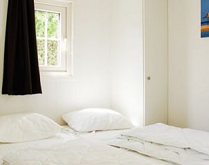 Slaapkamer in Zee en duin chalet, IJmuiden, met comfortabele bedden aan de Noordzeekust van Noord-Holland.