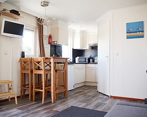 Moderne keuken in Zee en duin vakantiehuis, IJmuiden, met eetbar aan de Noordzeekust van Noord-Holland.