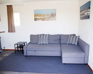 Comfortabele zithoek in Zee en duin chalet, IJmuiden, met uitzicht op de Noordzeekust.