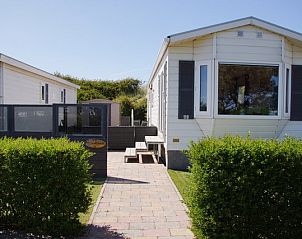Vooraanzicht van Zee en duin vakantiehuis, IJmuiden, met groene tuin aan de Noordzeekust.