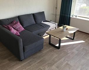 Zithoek in Zee en duin vakantiehuis, IJmuiden, met comfortabele bank aan de Noordzeekust.