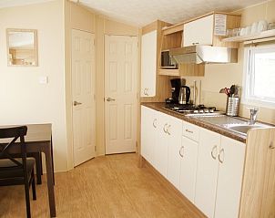 Moderne keuken in Zee en duin chalet, IJmuiden, met volledige uitrusting aan de Noordzeekust.