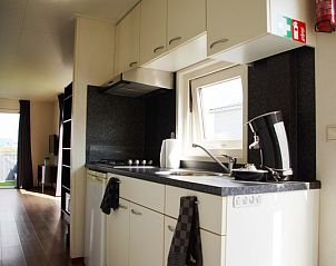 Keuken in Zee en duin vakantiehuis, IJmuiden, met moderne voorzieningen aan de Noordzeekust van Noord-Holland.