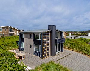Beachhouse I in Bergen aan Zee, een modern vakantiehuis aan de Noordzeekust, omgeven door duinen en met een ruim terras voor ontspanning.