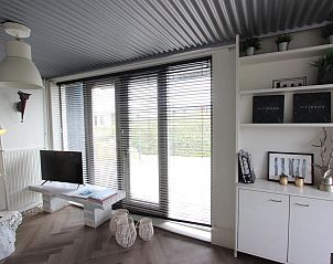 Stijlvolle woonkamer van Beachhouse I, vakantiehuis in Bergen aan Zee, Noord-Holland, met moderne inrichting en uitzicht op de Noordzeekust.