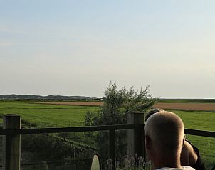 Genieten van het uitzicht vanaf het terras van Vakantiehuisje in Burgerbrug, Noordzeekust, Noord-Holland.