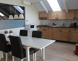 Moderne keuken en eetruimte in Vakantiehuisje in Burgerbrug, Noordzeekust, Noord-Holland.