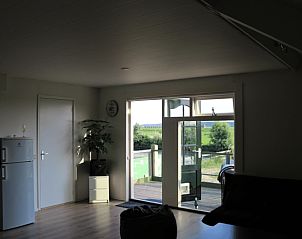 Lichte woonkamer met uitzicht in Vakantiehuisje in Burgerbrug, Noordzeekust, Noord-Holland.