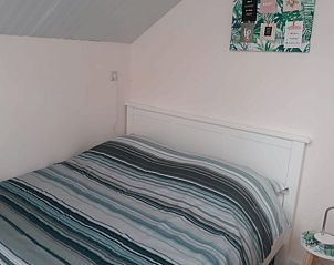 Comfortabele slaapkamer met tweepersoonsbed in Vakantiehuisje in Burgerbrug, Noordzeekust, Noord-Holland.